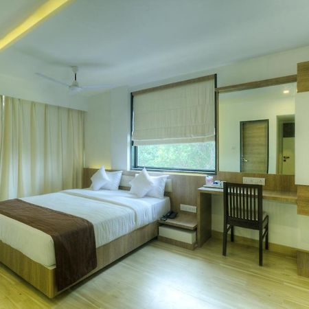 Crown Inn Panvel Εξωτερικό φωτογραφία